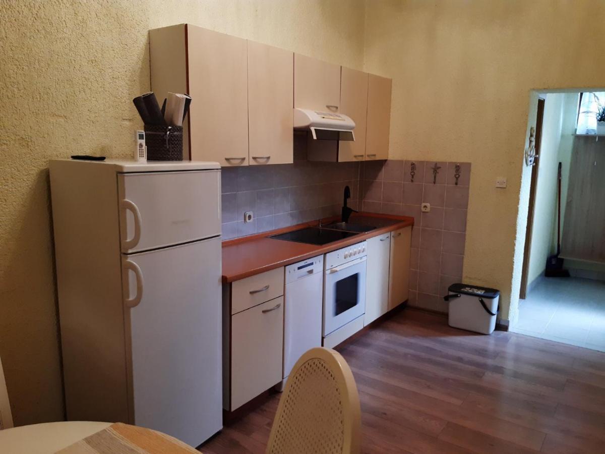 Apartment Margareta By El-Pi Tours Njivice Extérieur photo