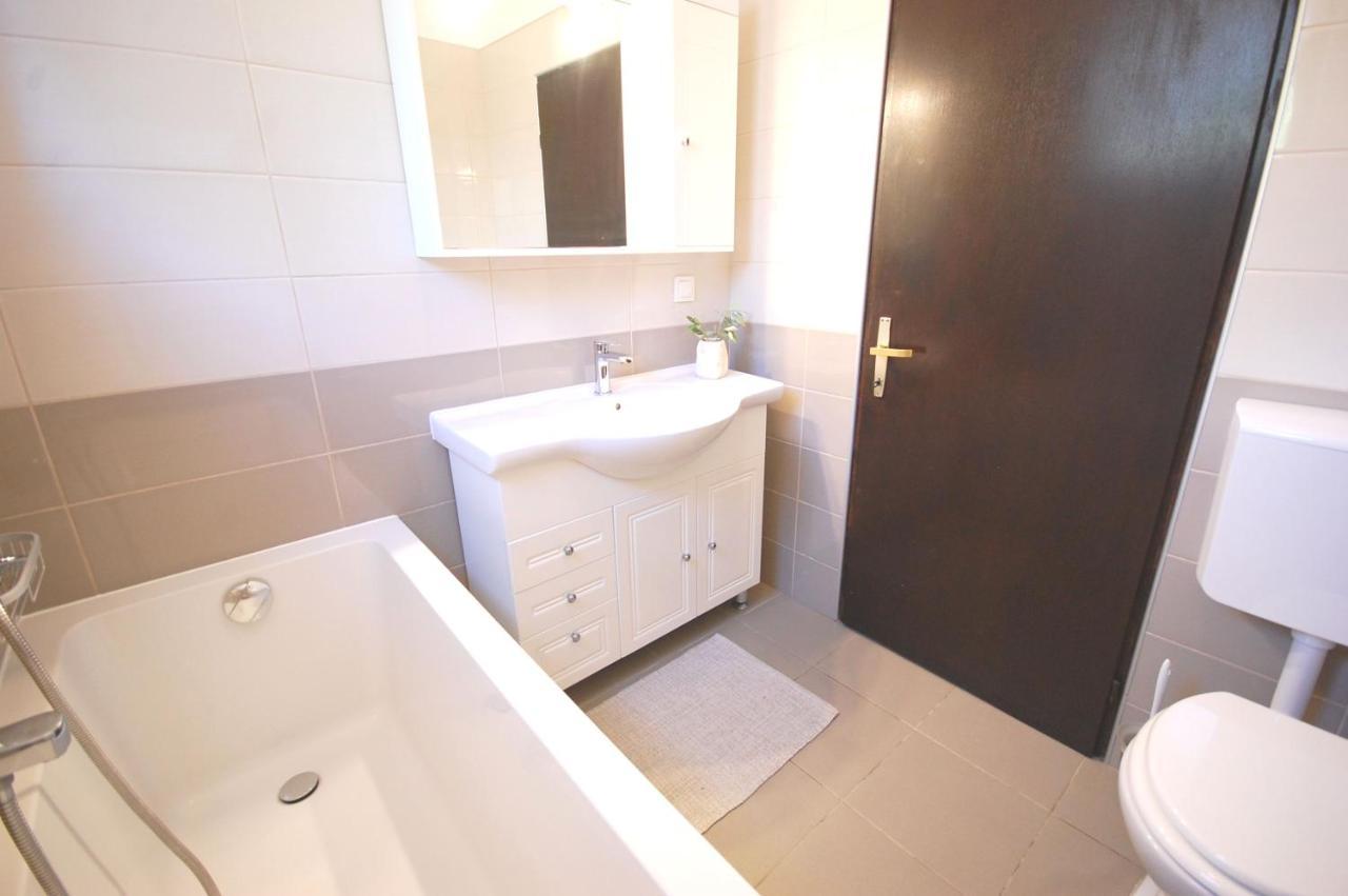 Apartment Margareta By El-Pi Tours Njivice Extérieur photo