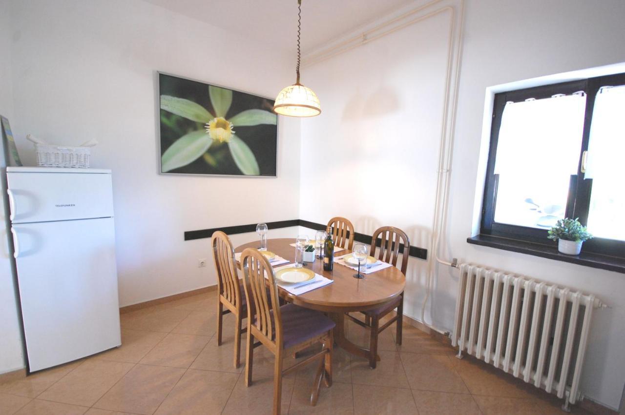 Apartment Margareta By El-Pi Tours Njivice Extérieur photo