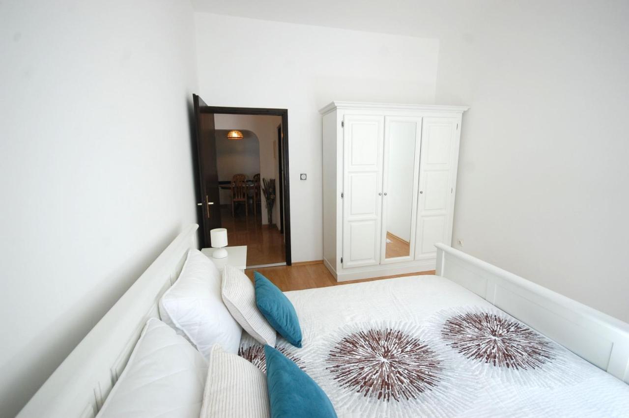 Apartment Margareta By El-Pi Tours Njivice Extérieur photo