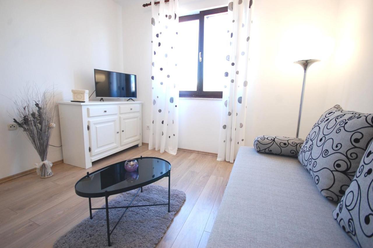 Apartment Margareta By El-Pi Tours Njivice Extérieur photo