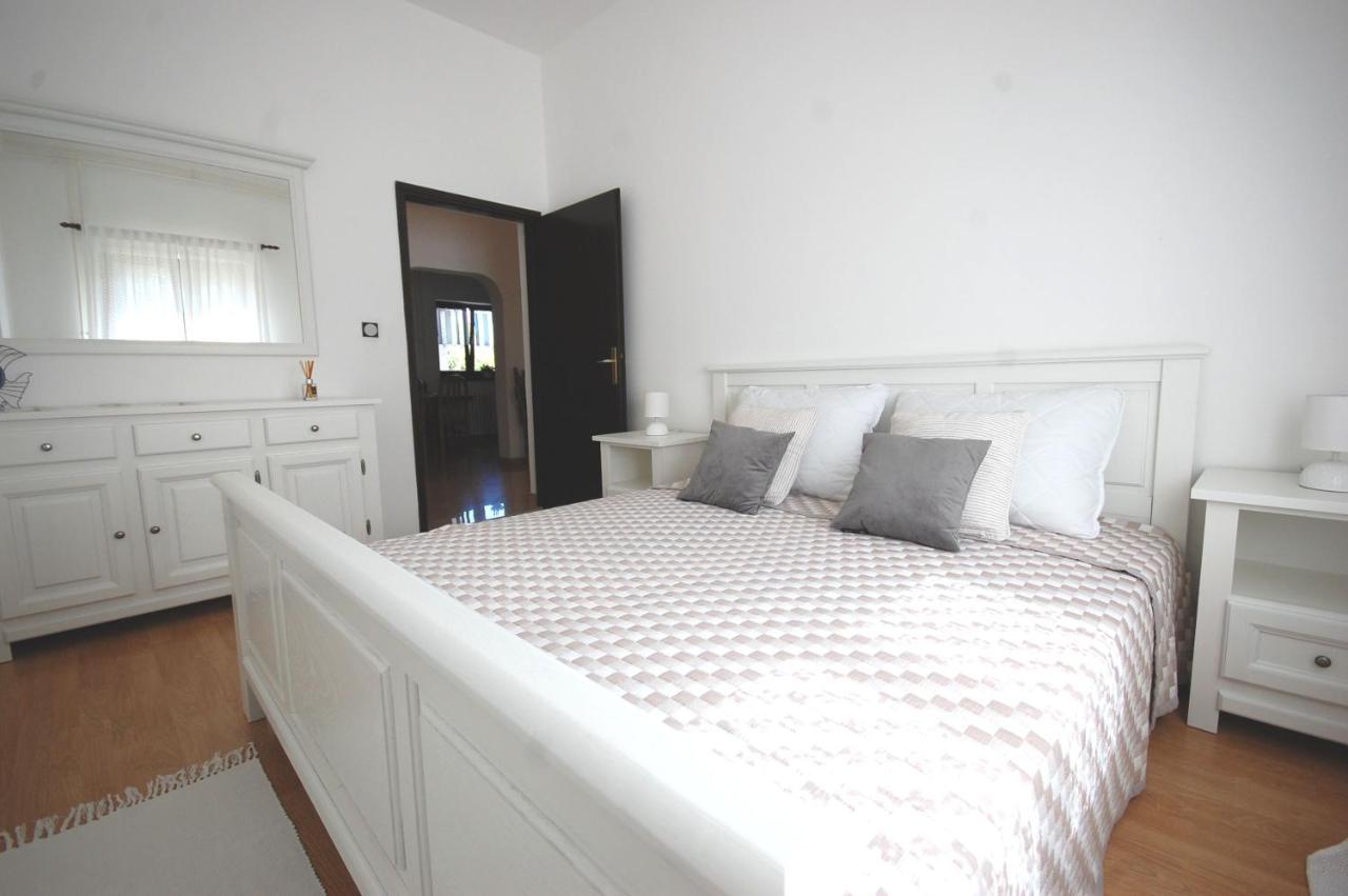 Apartment Margareta By El-Pi Tours Njivice Extérieur photo
