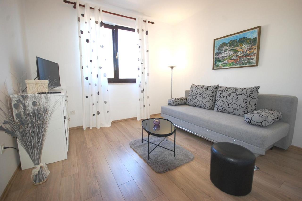 Apartment Margareta By El-Pi Tours Njivice Extérieur photo