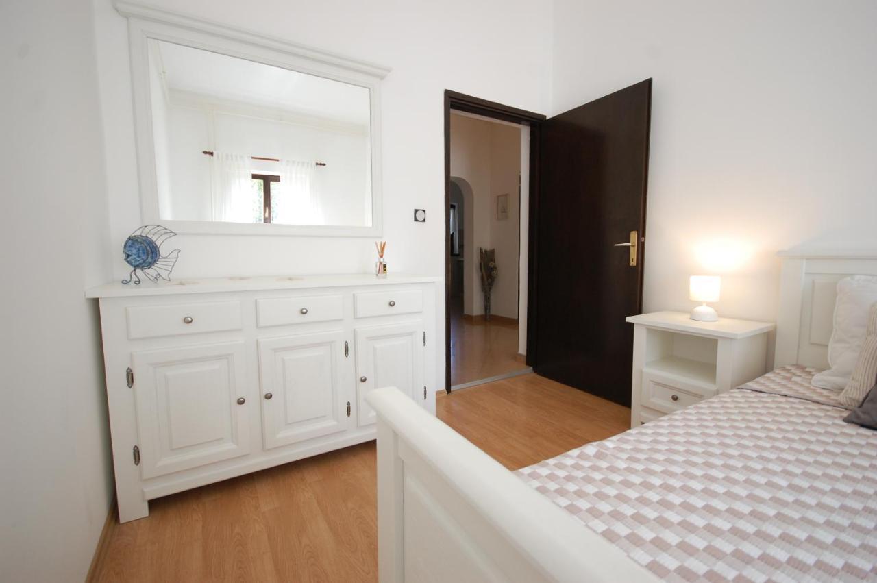 Apartment Margareta By El-Pi Tours Njivice Extérieur photo